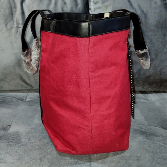 NWT VICTORIA'S SECRET " LOVE VICTORIA LARGE TOTE / WEEKENDER RED & BLACK 22"×14" - Picture 6 of 11